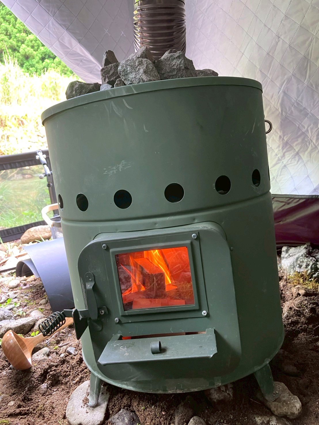 テントサウナの薪ストーブの炎（兵庫・丹波篠山）